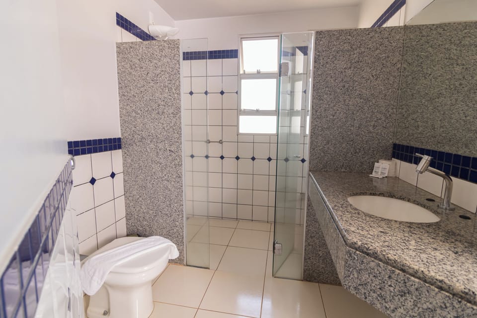 Deluxe Twin Room | Bathroom | Shower, rainfall showerhead, hair dryer, towels