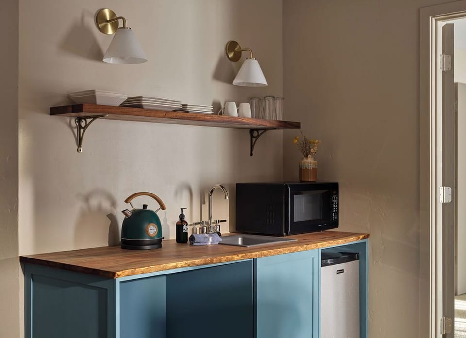 Deluxe Suite | Private kitchen | Cookware/dishes/utensils