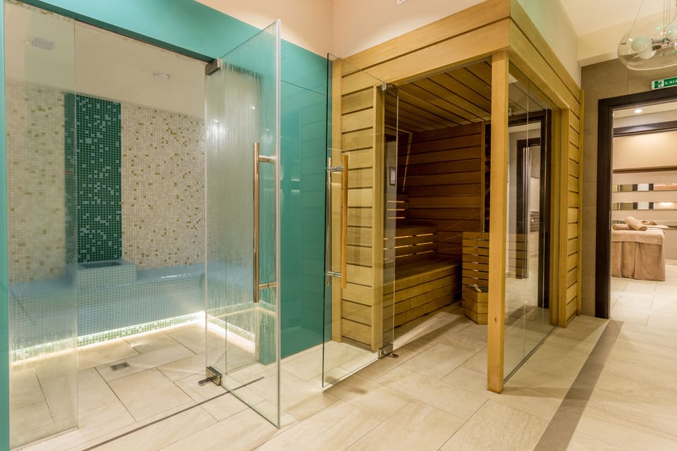 Sauna, hot tub
