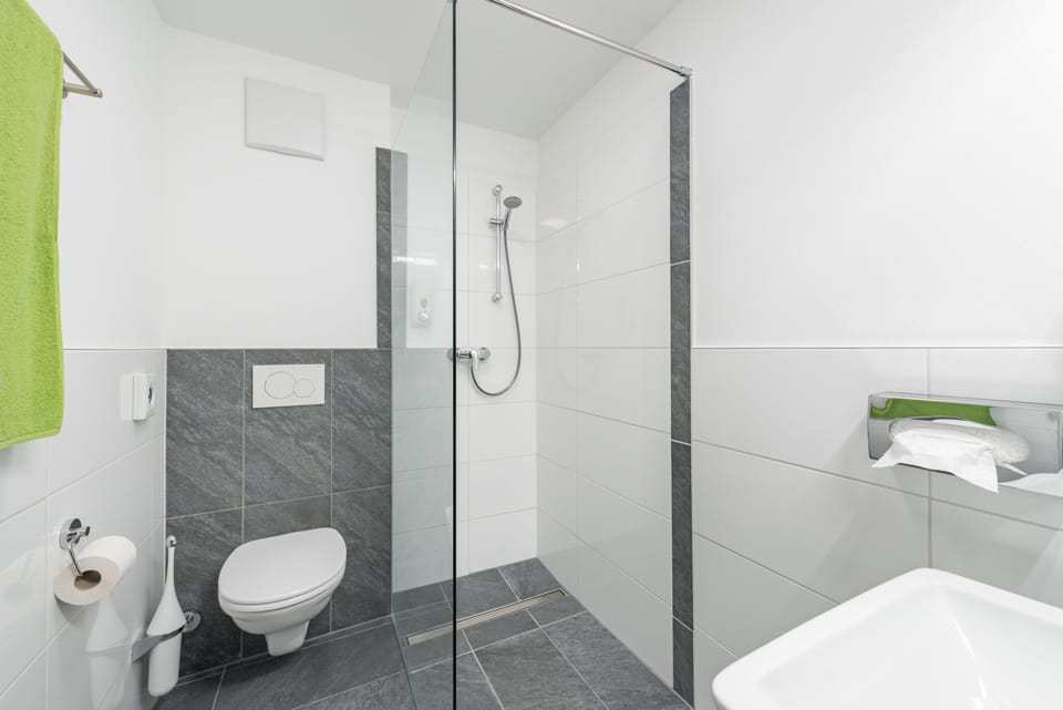 Economy Single Room, Ensuite, City View | Bathroom | Shower, hair dryer, towels