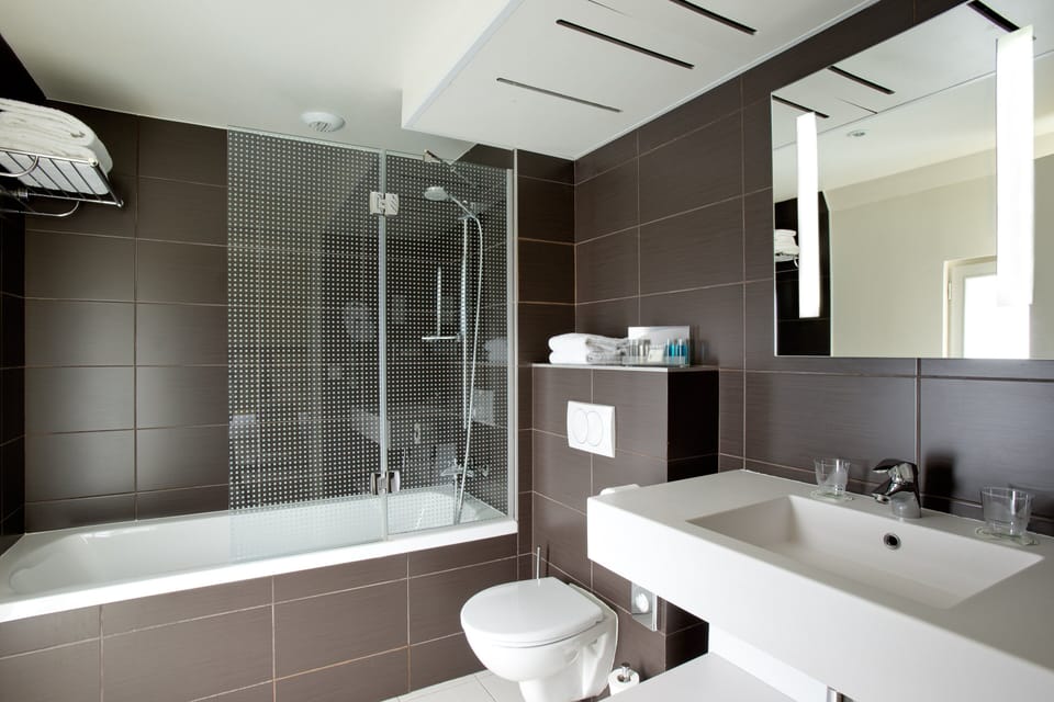 Hydromassage showerhead, eco-friendly toiletries, hair dryer, towels