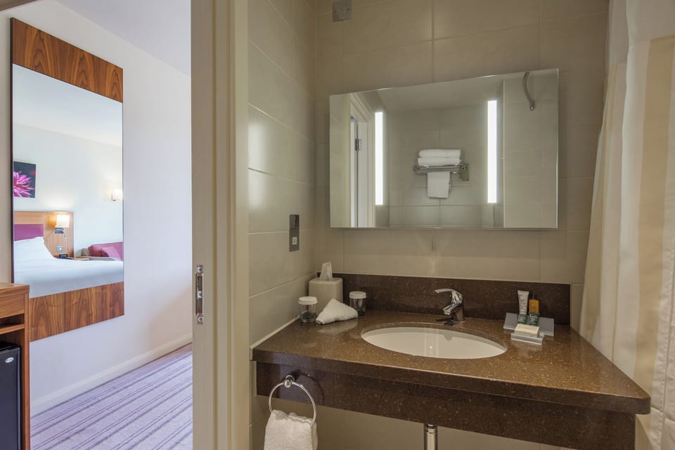 Standard Room, 1 Queen Bed | 1 bedroom, hypo-allergenic bedding, in-room safe, desk