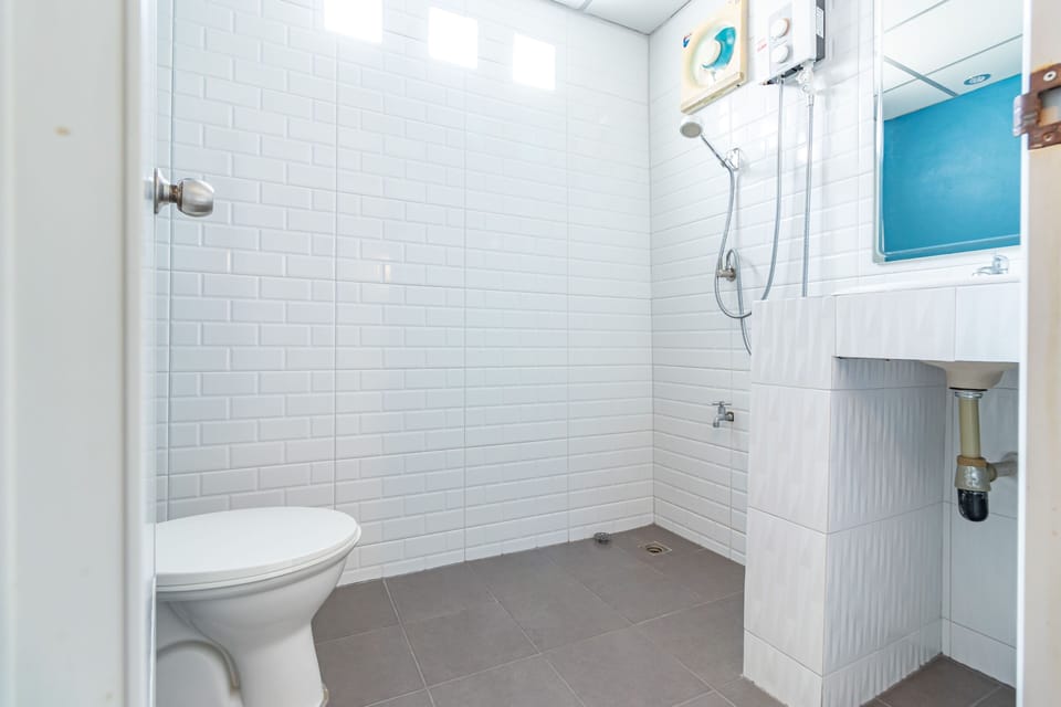 Studio | Bathroom | Shower, free toiletries, towels