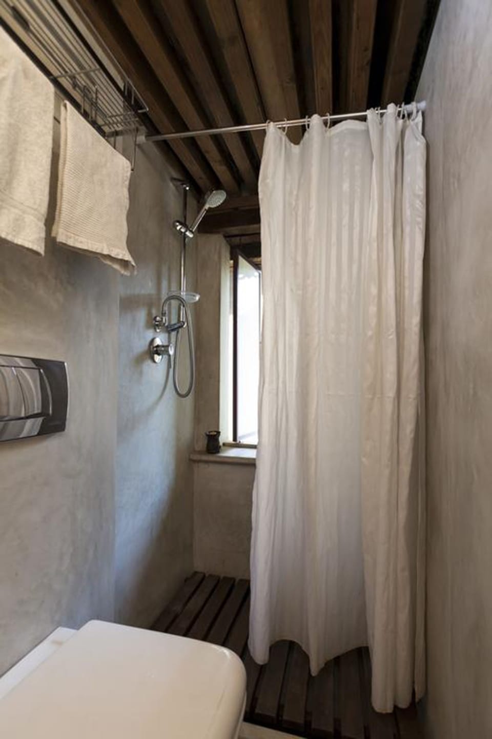 Deluxe Double Room | Bathroom | Shower, free toiletries, slippers, towels