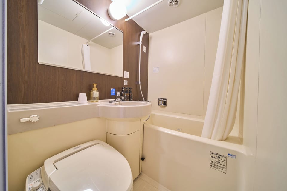 Combined shower/tub, deep soaking tub, eco-friendly toiletries