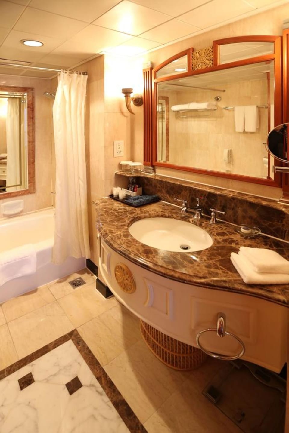 Executive Double Room With Sea View  | Bathroom | Combined shower/tub, free toiletries, hair dryer, bathrobes