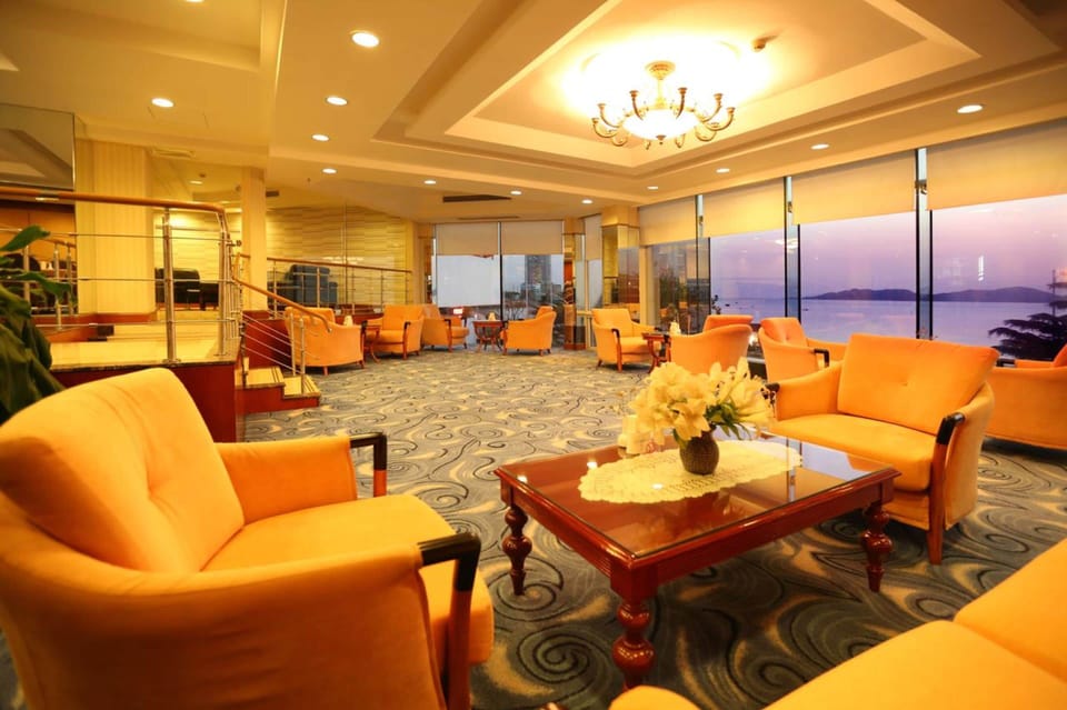 Lobby lounge