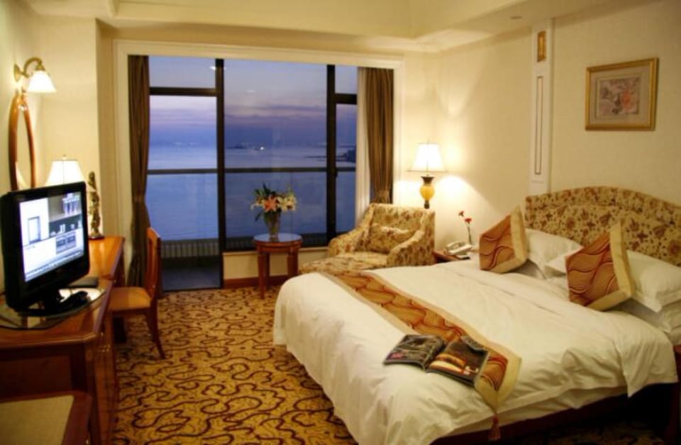 Executive Double Room With Sea View  | Blackout drapes, iron/ironing board (on request), WiFi (free)