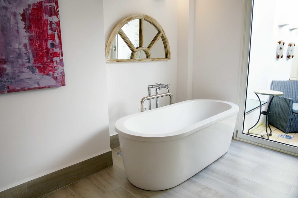 Deep soaking bathtub