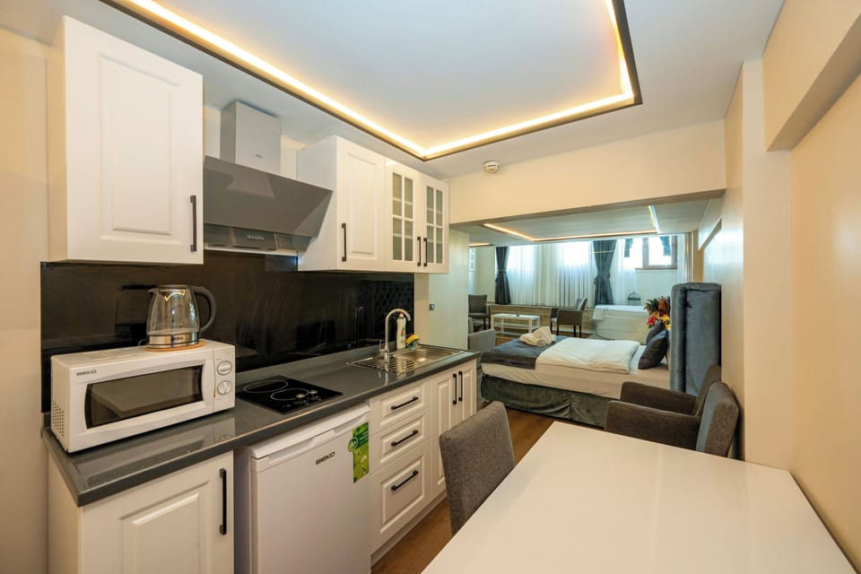 Grand Suite | Premium bedding, in-room safe, desk, laptop workspace