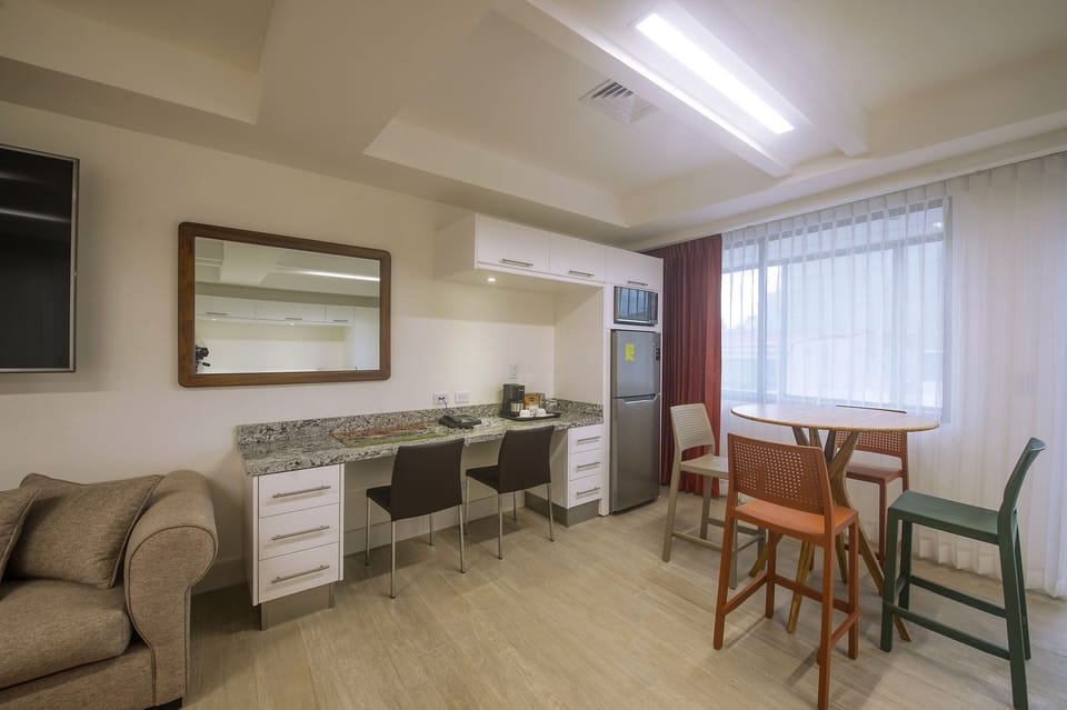 Suite Belford | In-room safe, desk, laptop workspace, soundproofing