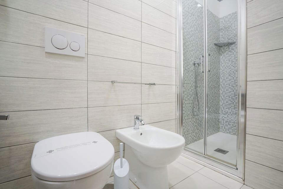 Triple Room | Bathroom | Shower, free toiletries, hair dryer, towels