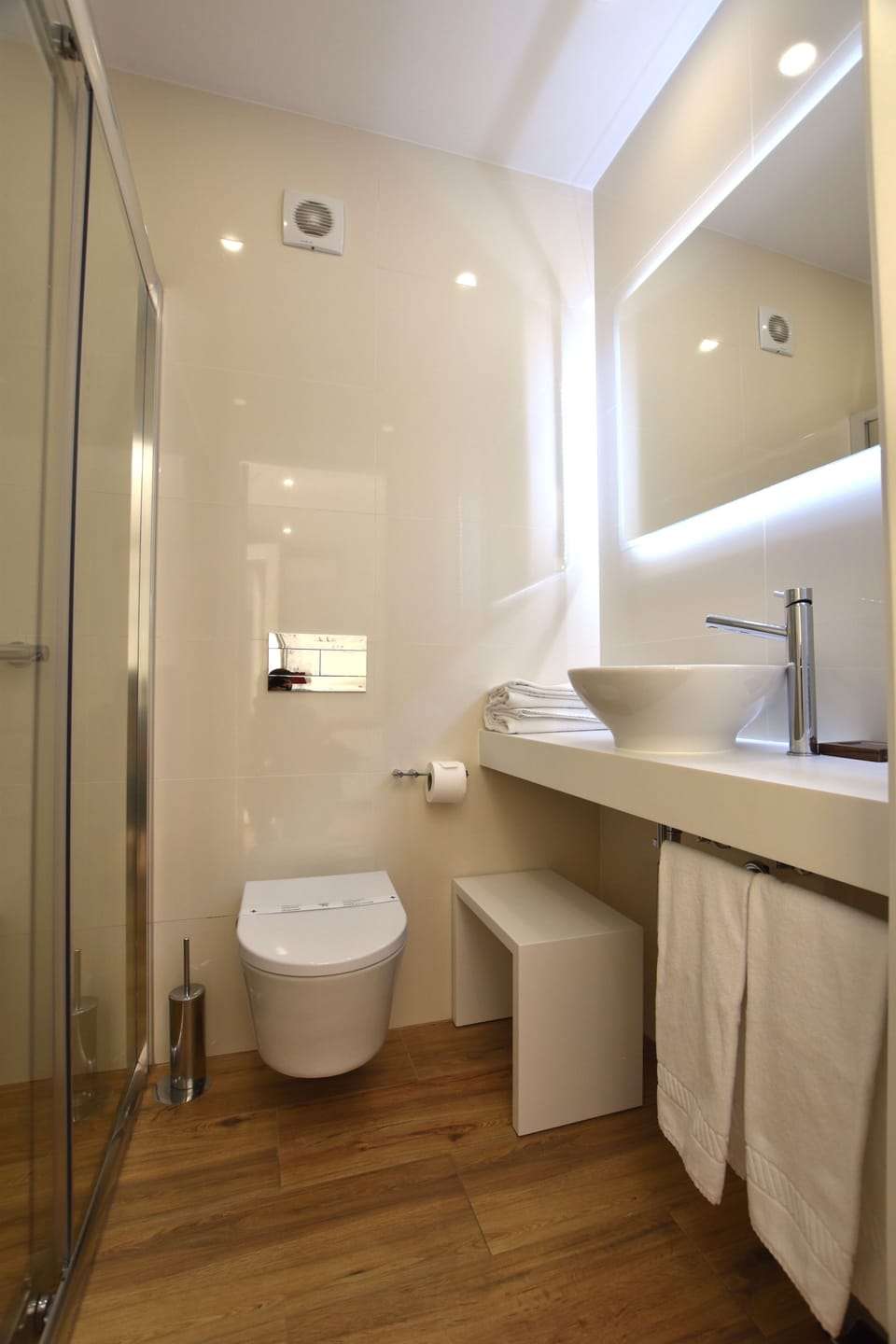 Family Room | Bathroom | Shower, free toiletries, hair dryer, towels