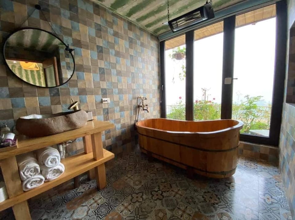 Executive Cottage | Bathroom | Combined shower/tub, free toiletries, hair dryer, slippers