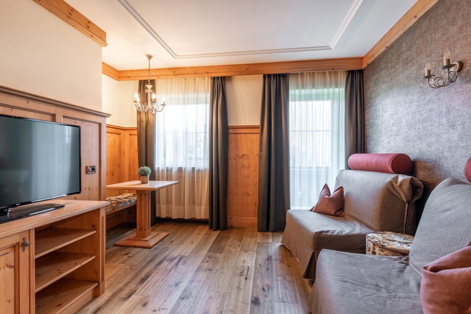 Family Suite | In-room safe, desk, laptop workspace, free WiFi