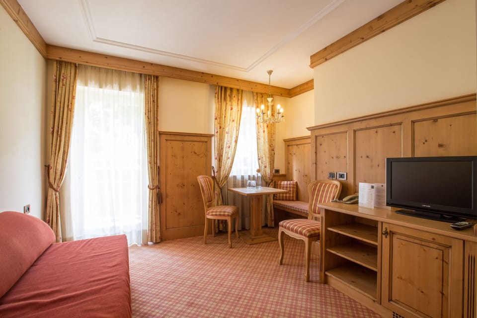 Family Suite | Living room | 32-inch flat-screen TV with satellite channels, TV, toys