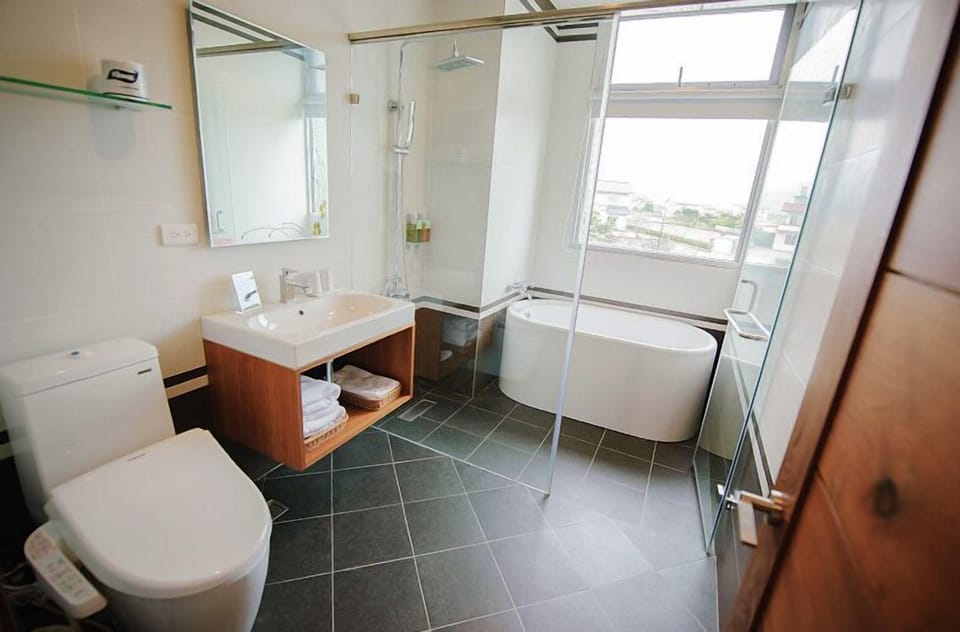 Double Room, Courtyard View (Shidare cherry) | Bathroom | Separate tub and shower, deep soaking tub, free toiletries, hair dryer
