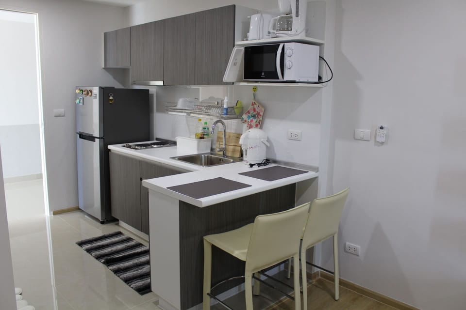 Studio | Private kitchenette | Full-size fridge, microwave, stovetop, coffee/tea maker