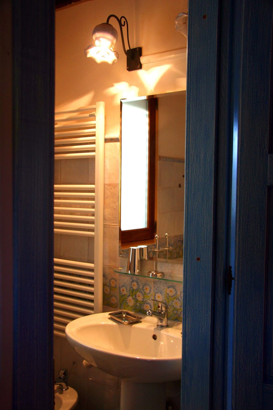 Panoramic Double Room, Mountain View | Bathroom | Shower, free toiletries, hair dryer, slippers