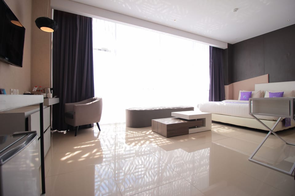 Suite | In-room safe, desk, laptop workspace, blackout drapes