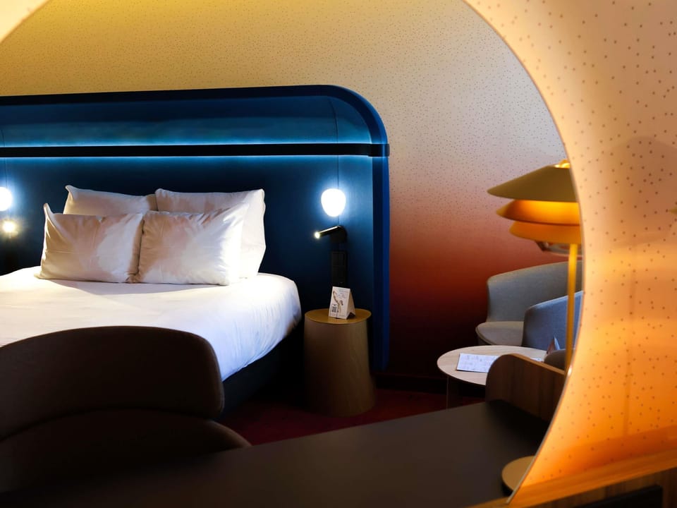 Standard Room, 1 Queen Bed | Minibar, in-room safe, desk, laptop workspace