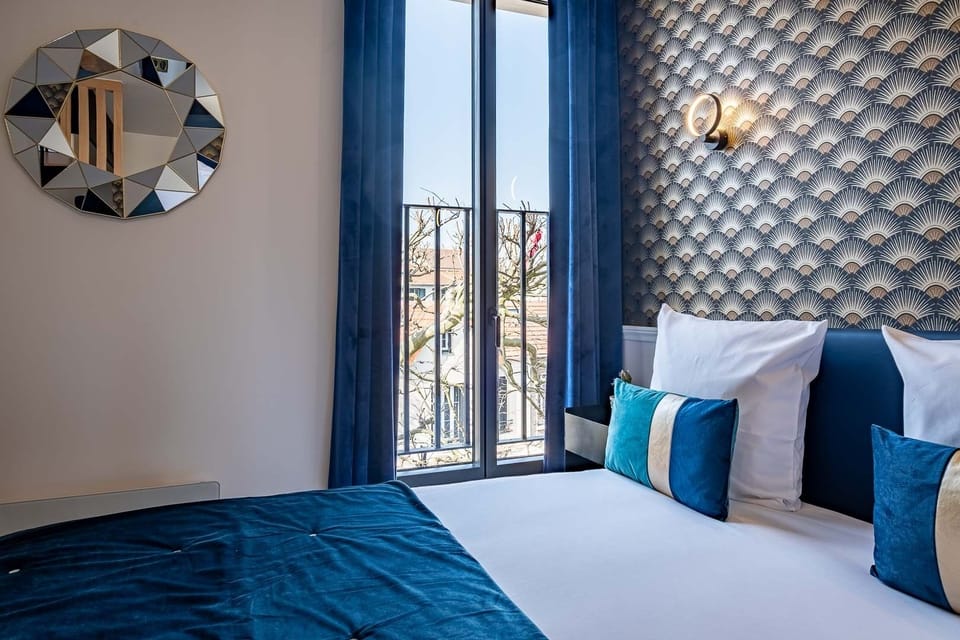 Premium bedding, minibar, desk, soundproofing