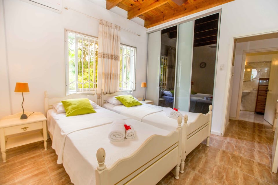 Basic Room, 2 Twin Beds, Garden View | Minibar, WiFi (free), individually furnished, bed sheets