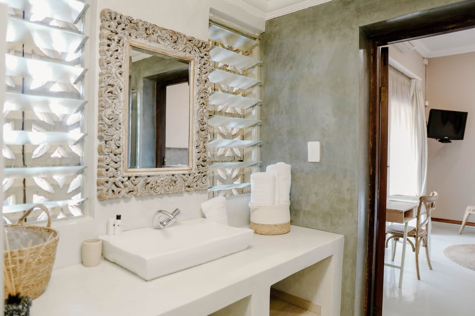 Executive Room | Bathroom | Free toiletries, bathrobes, towels