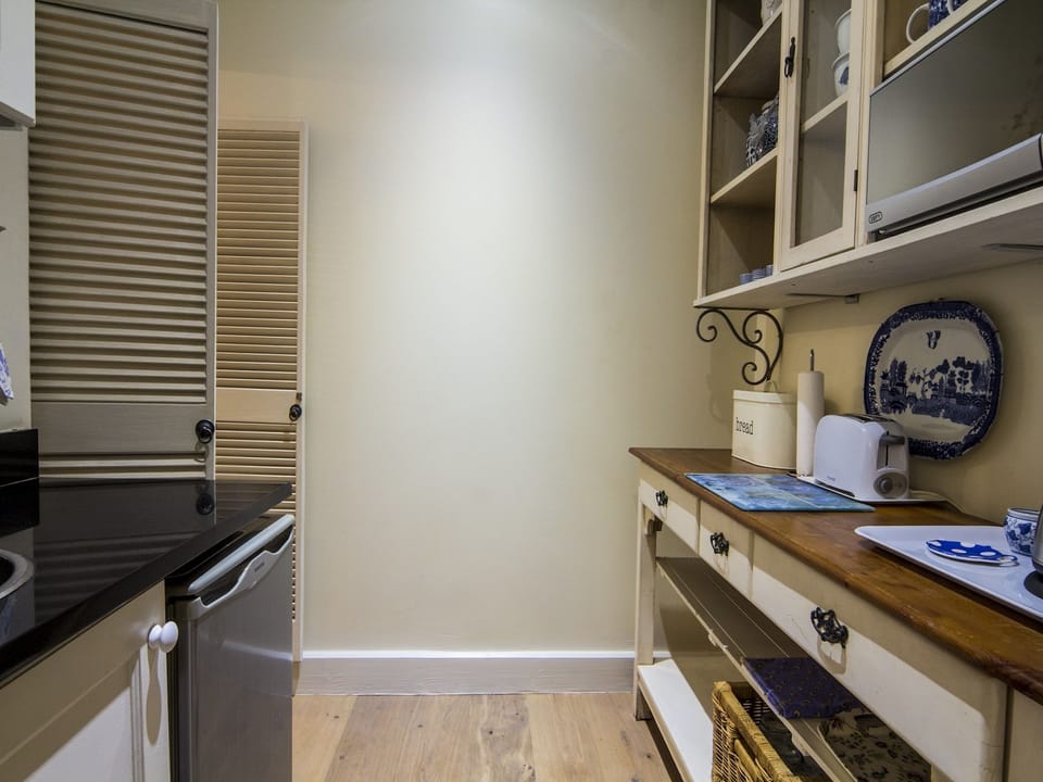 Luxury Suite, 1 Bedroom | Private kitchenette | Coffee/tea maker, electric kettle, cookware/dishes/utensils