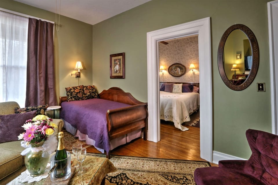 Room, Private Bathroom (Erin's Retreat) | Living area