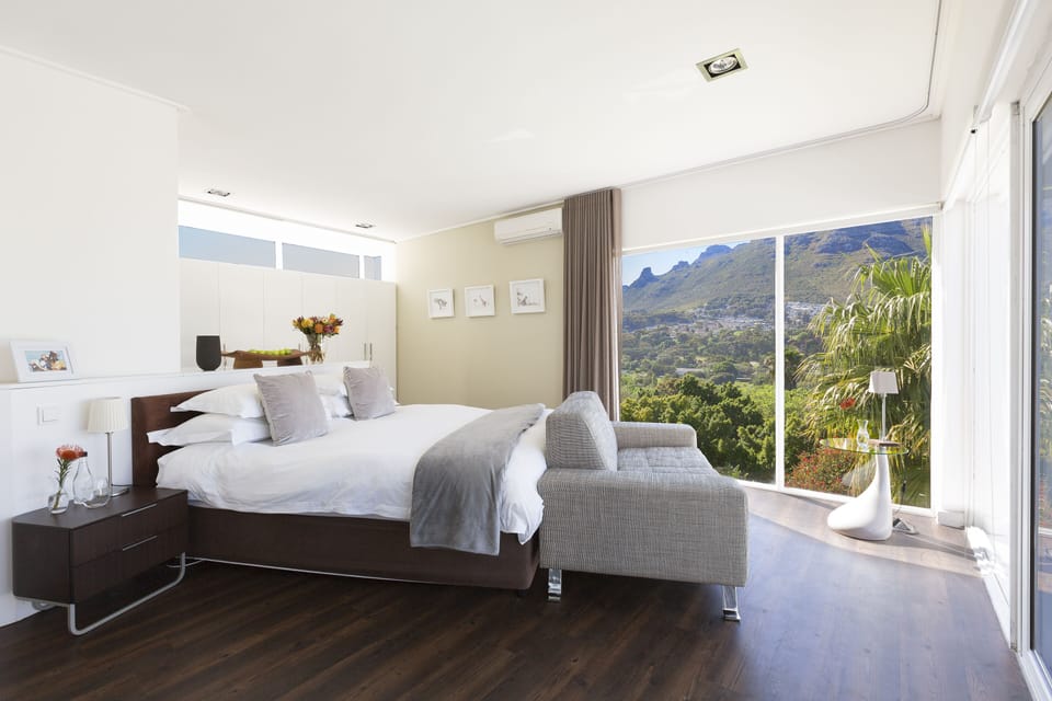 Corner Suite | Egyptian cotton sheets, premium bedding, minibar, in-room safe