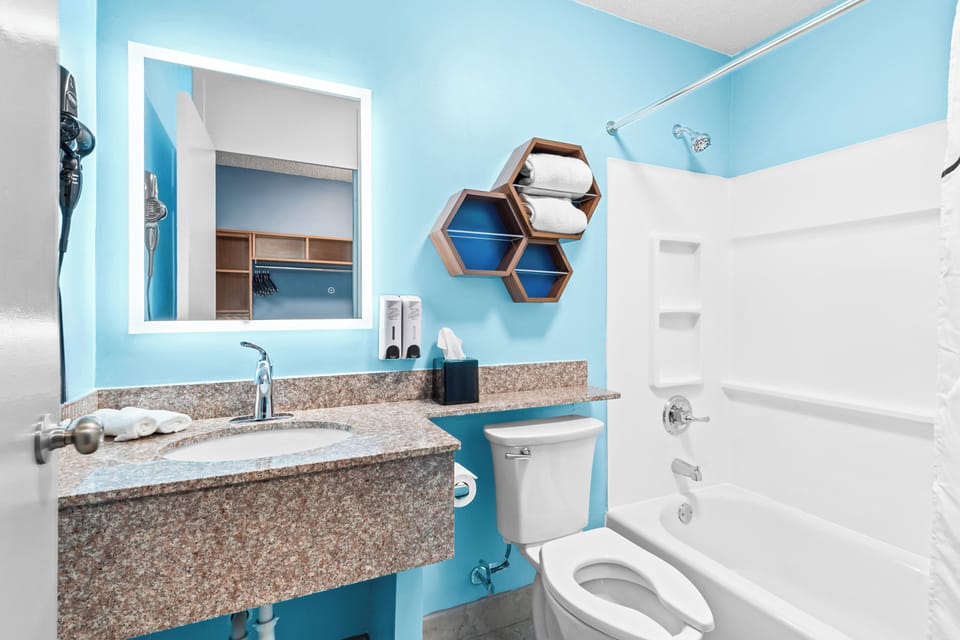 Studio, 2 Double Beds, Non Smoking (with Desk) | Bathroom amenities | Hair dryer, towels, soap, shampoo