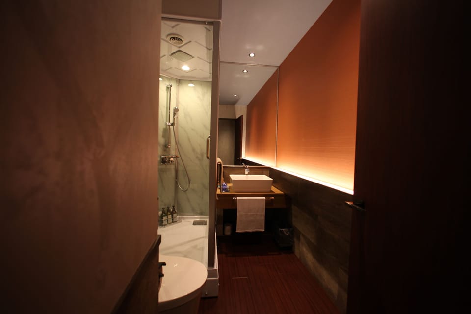Design Twin Room, Non Smoking | Bathroom | Free toiletries, hair dryer, slippers, electronic bidet