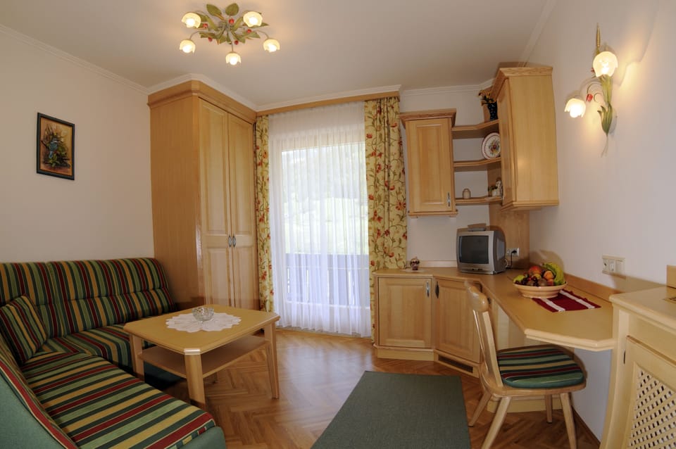 Family Room | Living room | Flat-screen TV