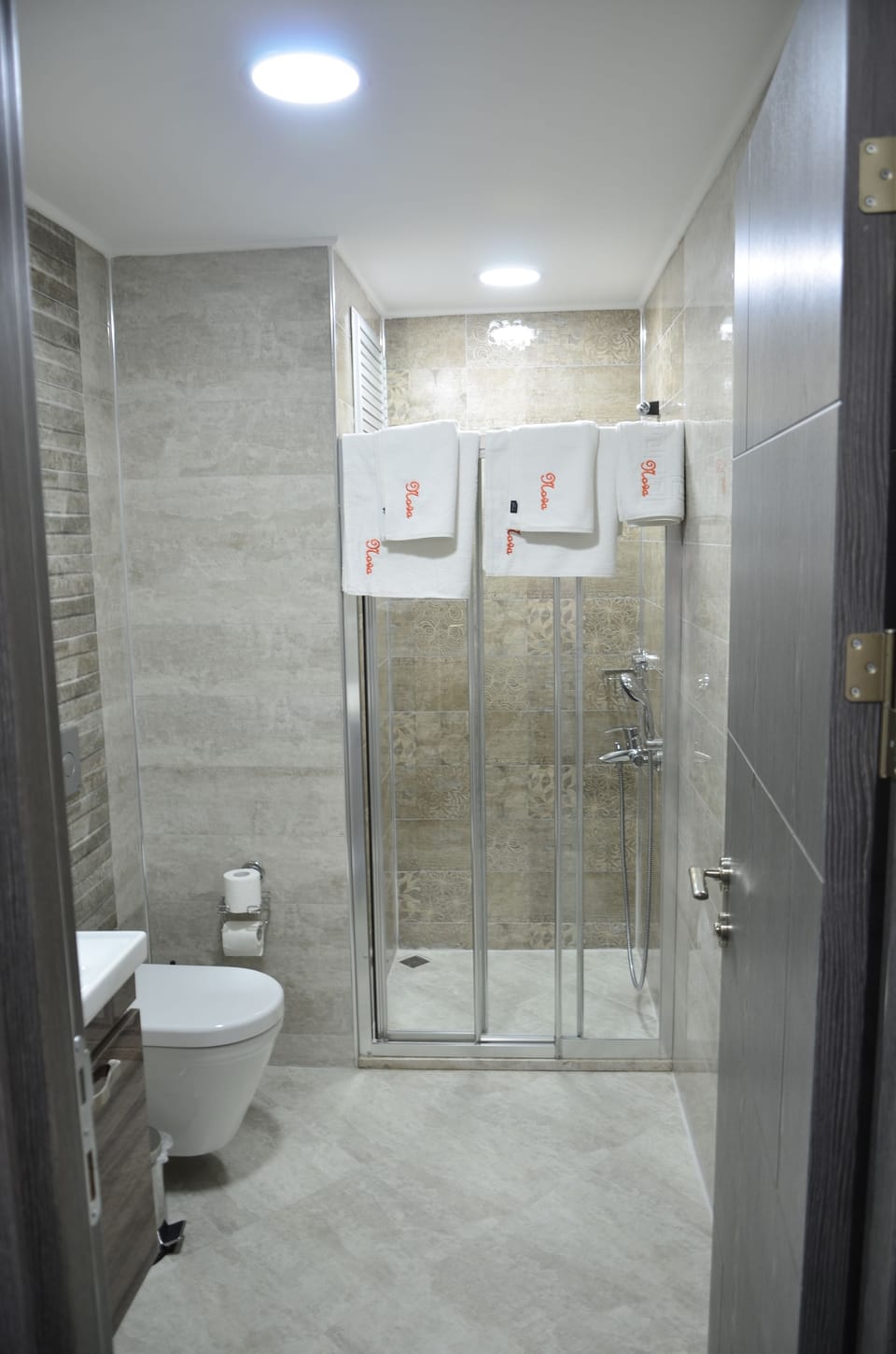 Classic Room, 1 Queen Bed, Accessible | Bathroom | Shower, free toiletries, hair dryer, bathrobes