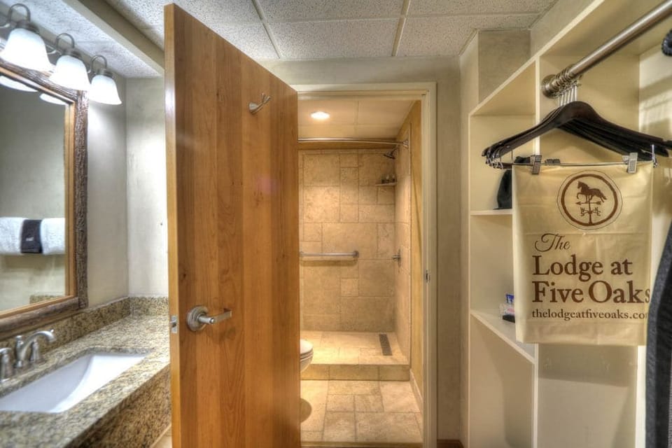 Room, 1 King Bed, Non Smoking, Fireplace | Bathroom | Shower, hair dryer, towels
