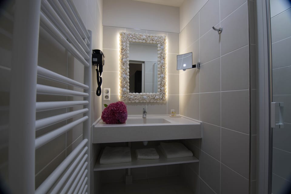 Shower, free toiletries, towels