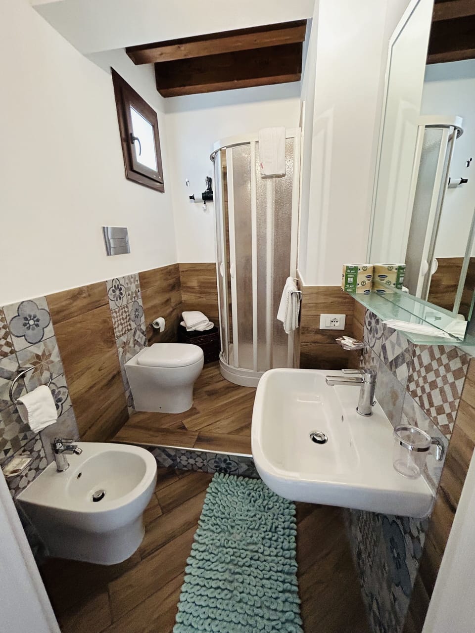 Double Room, Balcony | Bathroom | Shower, free toiletries, hair dryer, bidet