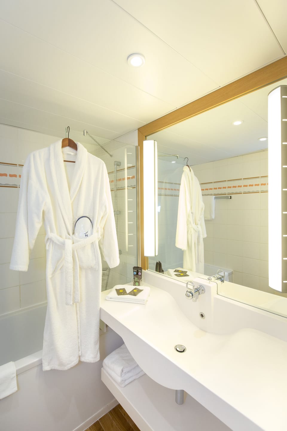 Executive Room, 1 Double Bed with Sofa bed | Bathroom | Bathtub, deep soaking tub, eco-friendly toiletries, hair dryer