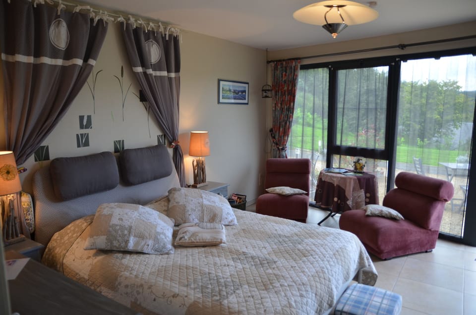 Double Room (L'oliveraie) | 1 bedroom, minibar, individually furnished, desk