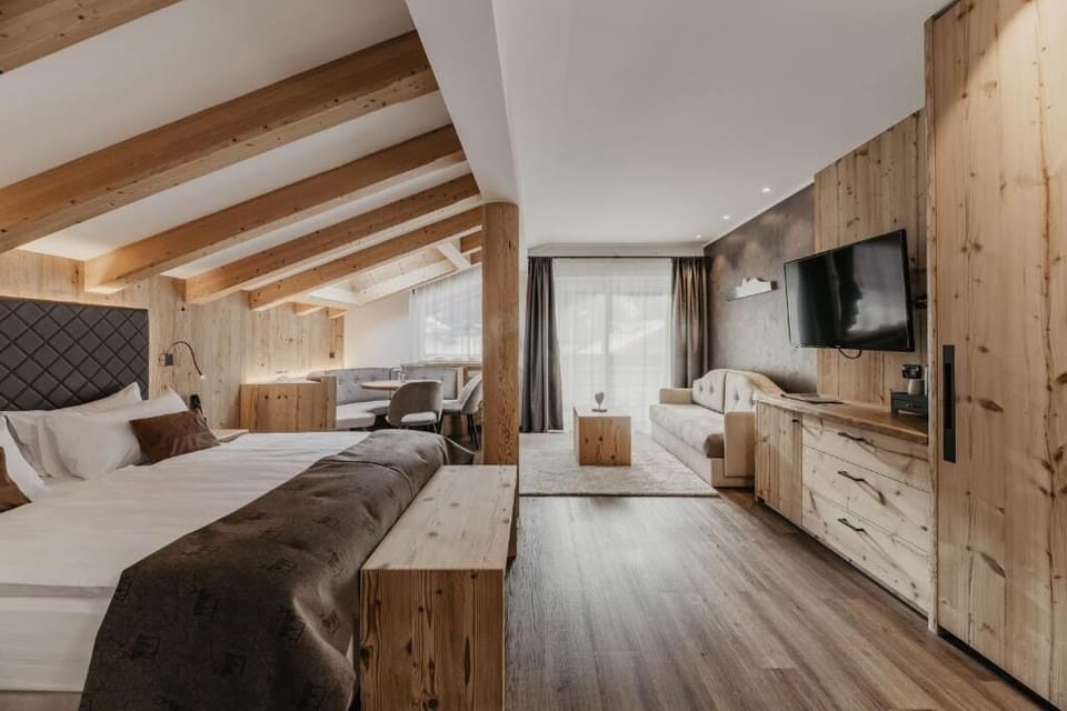 Superior Studio Suite | Premium bedding, in-room safe, individually decorated, desk