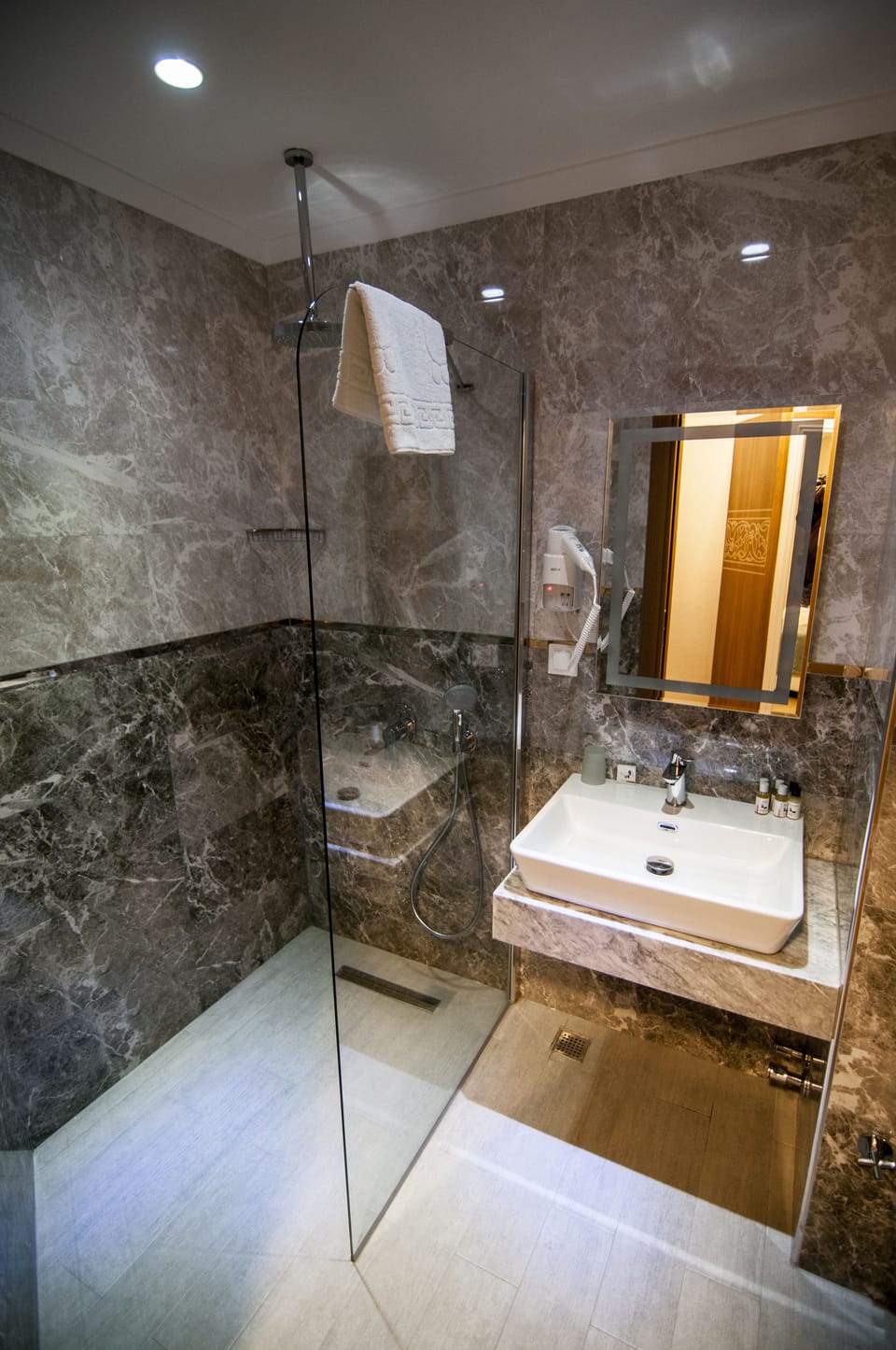 Economy Room (Single Use) | Bathroom | Shower, free toiletries, hair dryer, slippers