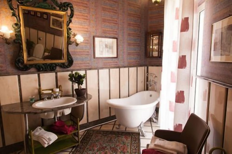 Deluxe Double Room | Bathroom | Separate tub and shower, free toiletries, hair dryer, bathrobes