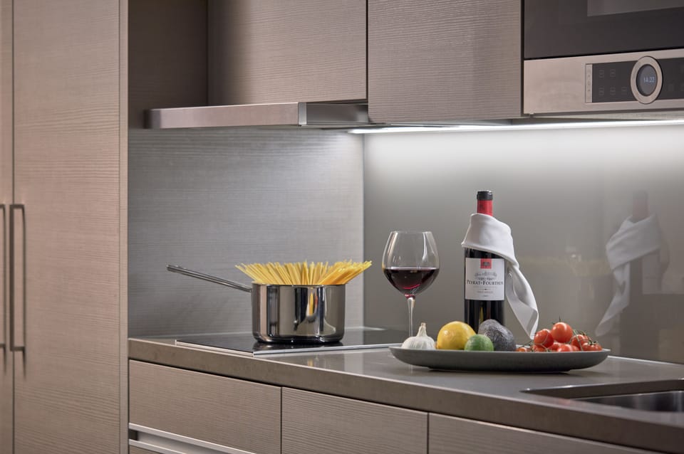Coffee/tea maker, full-size fridge, electric kettle