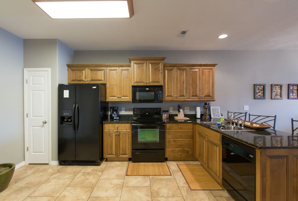 Coffee/tea maker, fridge, microwave, oven