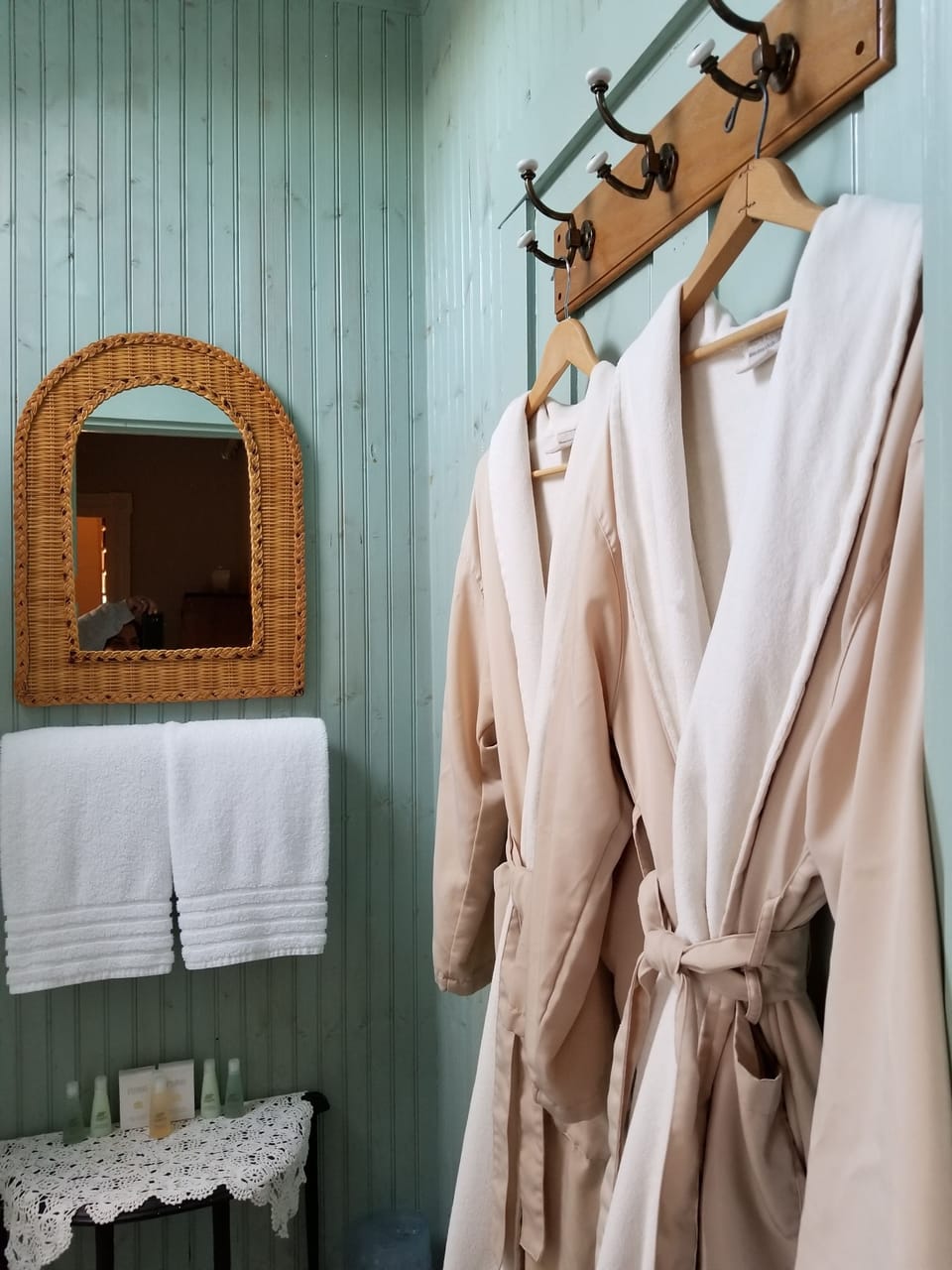 Blackberry Bramble - 2 Twin beds | Bathroom | Designer toiletries, hair dryer, bathrobes, towels
