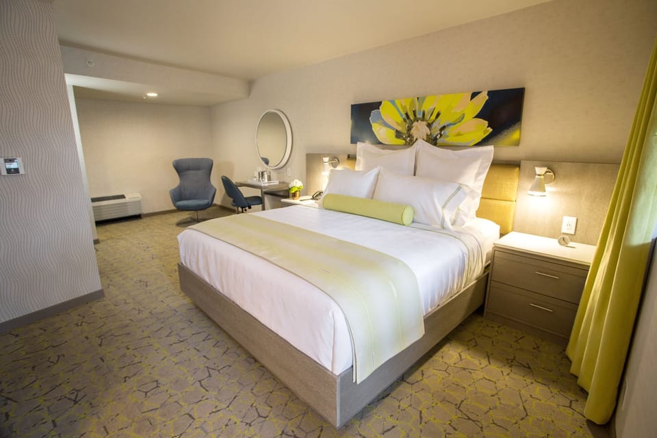Terrace ADA King | Premium bedding, in-room safe, desk, laptop workspace