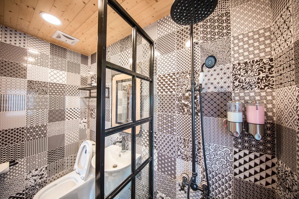 Classic Quadruple Room (American Retro) | Bathroom shower