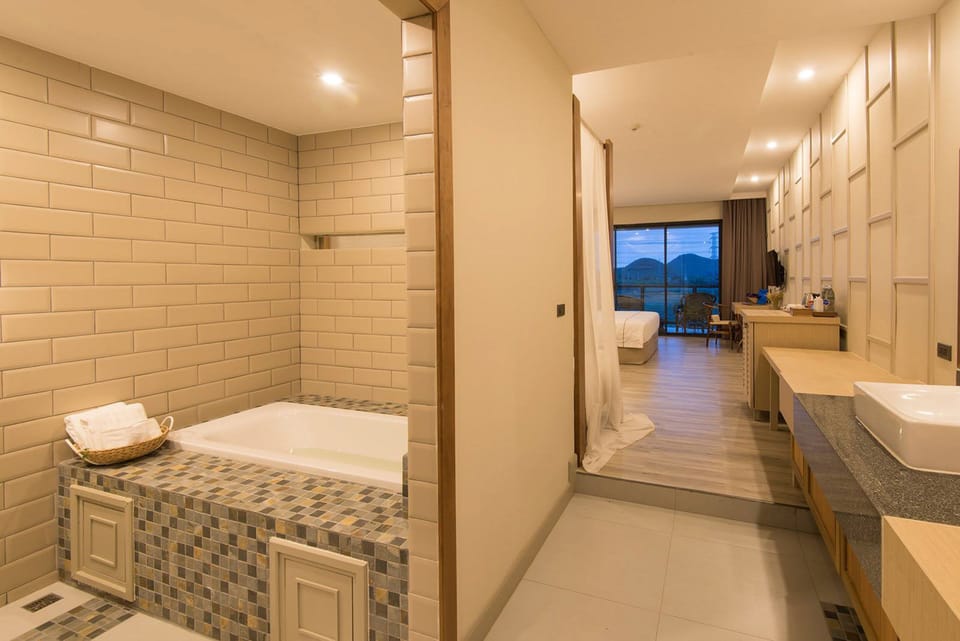 Suite Room with Balcony | Bathroom | Free toiletries, hair dryer, slippers, towels