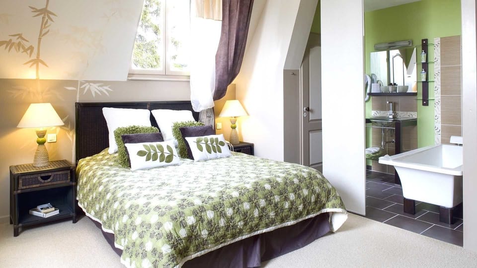 Comfort Double Room | Egyptian cotton sheets, premium bedding, Select Comfort beds, desk